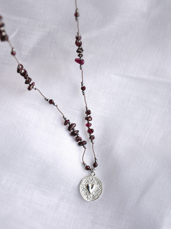 Naszyjnik regulowany Serce z granatem - srebrny