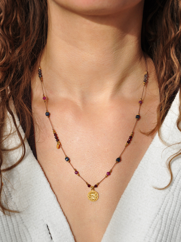 Naszyjnik regulowany z granatu, rubinu, szafiru i iolitu - złoty